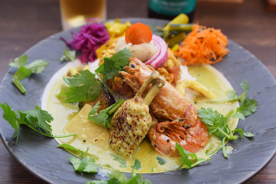 自家製ペーストのグリーンカレーとドライキーマ