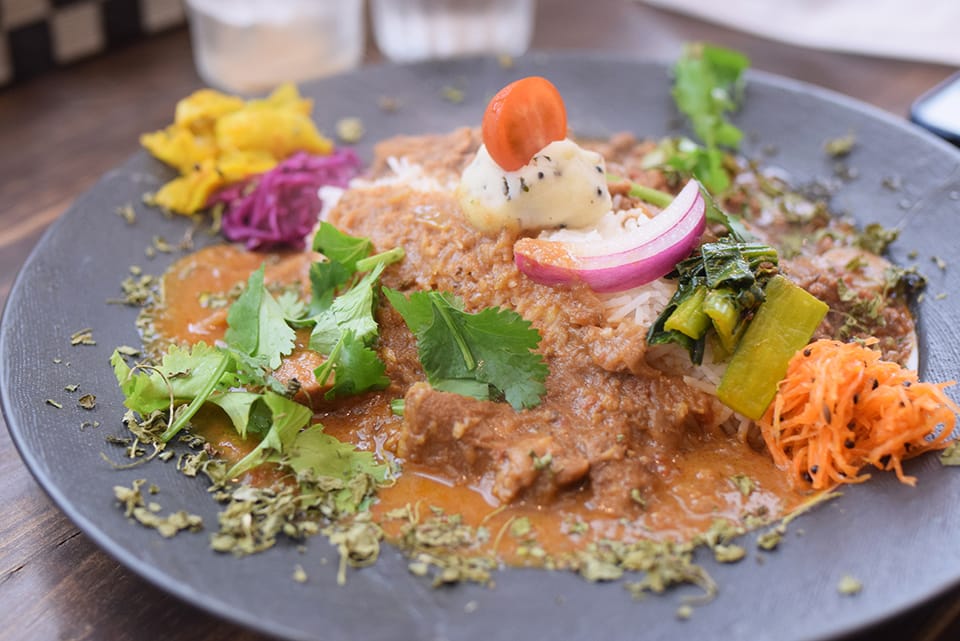 チキンカレーとごぼうのポークキーマのあいがけカレー